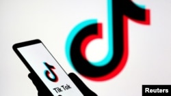 Seseorang memegang smartphone berlogo Tik Tok dalam sebuah ilustrasi pada 7 November 2019. (Foto: REUTERS/Dado Ruvic)