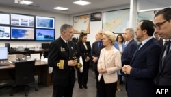 اورسلا فون در لاین، رئیس کمیسیون اروپا، به همراه مقامات قبرس در مرکز عملیات کریدور دریایی کمک رسانی قبرس به غزه. ۱۸ اسفند. 