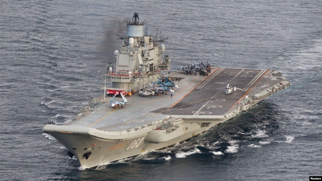Ảnh chụp từ máy bay giám sát Na Uy cho thấy tàu sân bay Admiral Kuznetsov của Nga trong vùng biển quốc tế ngoài khơi bờ biển phía bắc Na Uy, 17/10/2016.