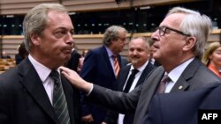 Le leader du parti britannique UKIP Nigel Farage (G) et le président de la Commission européenne Jean-Claude Juncker au siège de l'UE à Bruxelles, Belgique, le 28 juin 2016.