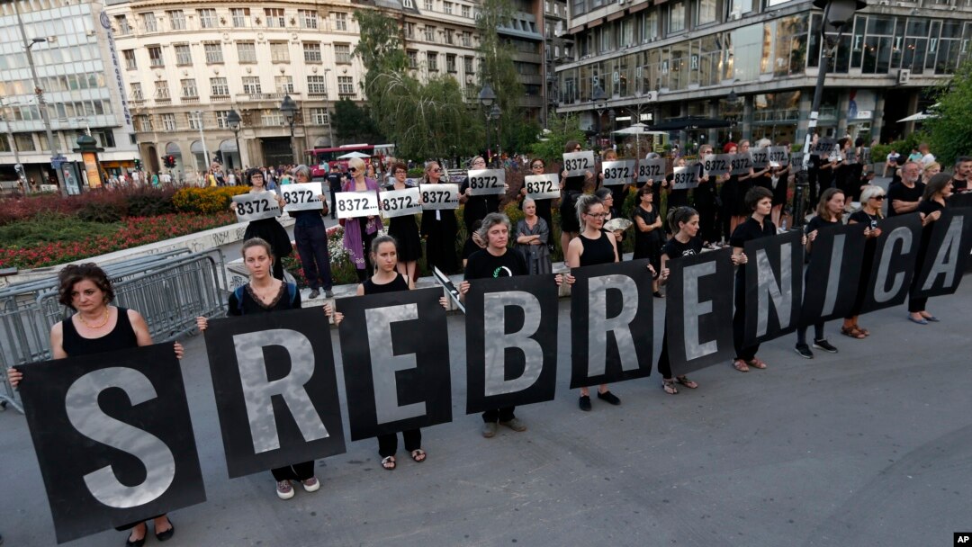 Žene u crnom, obeležavanje 22. godišnjice genocida u Srebrenici, Beograd, 10. juli 2017. (AP Photo/Darko Vojinovic)
