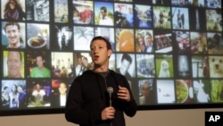 Pendiri dan CEO Facebook Mark Zuckerberg di kantor pusat Facebook di Menlo Park, California. (Foto: Dok)