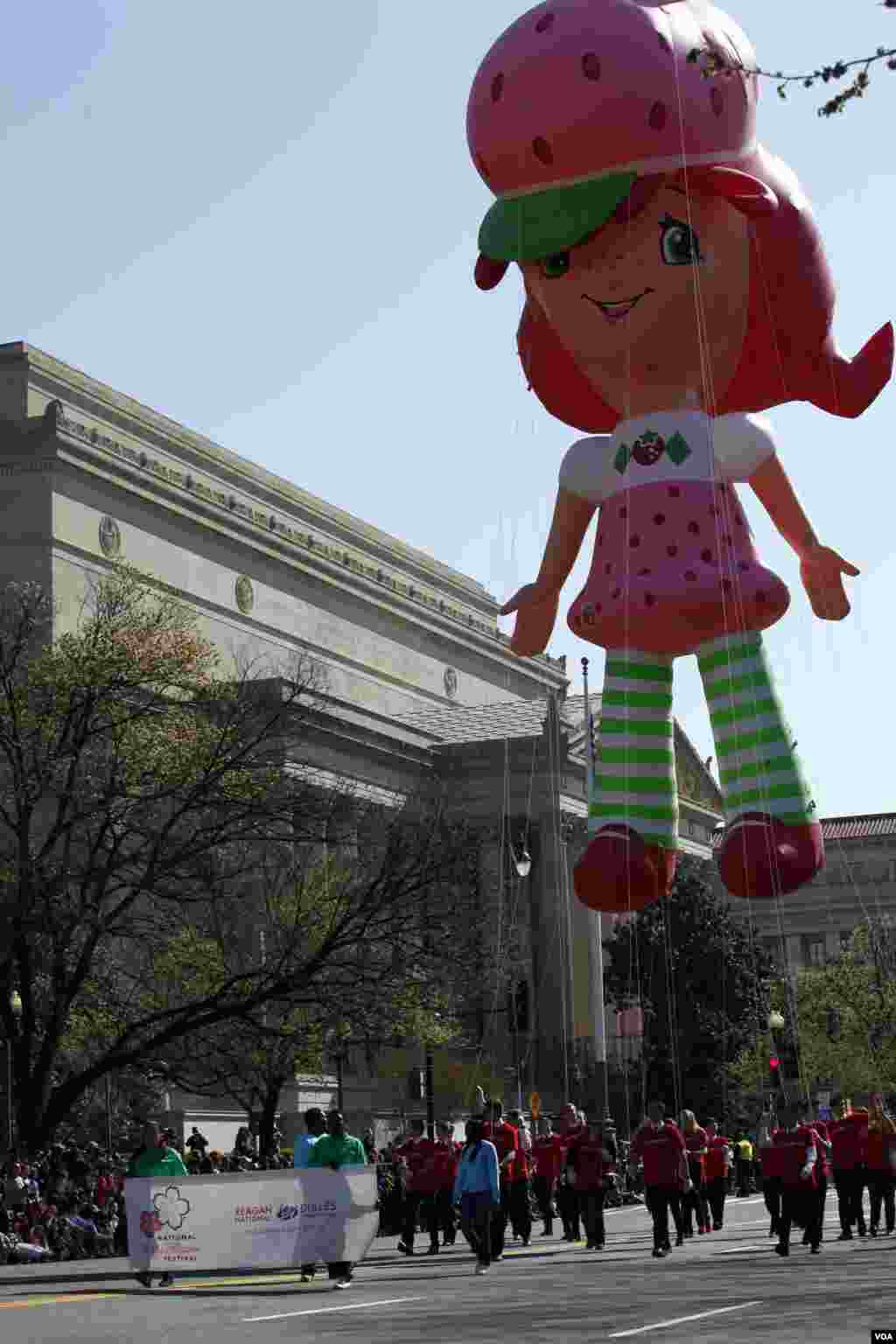 Bóng bay nhân vật Strawberry Shortcake. Thiết kế đầu tiên của nhân vật Strawberry Shortcake và con mèo Custard được thực hiện năm 1977 bởi Muriel Fahrion khi cô là họa sĩ vẽ thiệp chúc mừng tại công ty American Greetings.