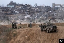 Kendaraan tentara dan tentara Israel terlihat di dekat perbatasan Jalur Gaza, di Israel selatan, Sabtu, 23 Desember 2023. (Foto: AP)