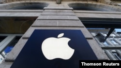 ARCHIVO - El logotipo de la empresa Apple se ve fuera de una tienda Apple en Burdeos, Francia.