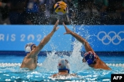 Duel Strahinje Rašovića i Mara Jokovića u finalu Olimpijskih igara u Parizu, 11. avgusta 2024. (Foto: AFP/Andreas Solaro)