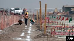 Los obreros trabajan en la construcción de un nuevo aeropuerto internacional en la Base de la Fuerza Aérea de Santa Lucía en Zumpango, cerca de la Ciudad de México, el 19 de diciembre de 2019.