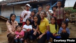 Miss Indonesia 2018 Alya Nurshabrina berfoto dengan warga Cimenyan, Kabupaten Bandung, Jawa Barat, di sela-sela program sosial Beauty with a Purpose (BWAP) bersama Odesa Indonesia. (Courtesy Photo: Star Media Nusantara)