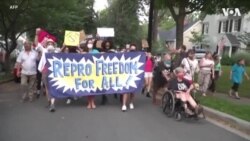 支持堕胎权利人士在高法大法官住家外抗议