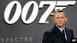 L'acteur Daniel Craig pose pour les médias alors qu'il arrive pour la première allemande du film de James Bond "Spectre" à Berlin, en Allemagne, le 25 octobre 2015. (Photo: Michael Sohn/AP)