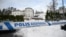 Polisi mengamankan sebuah rumah di mana dinas keamanan Swedia, Sapo, menangkap dua orang atas tuduhan espionase, di kawasan Stockholm, 22 November 2022. (Foto: Fredrik Sandberg/ TT NEWS AGENCY / AFP)