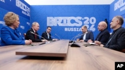 Presiden Rusia Vladimir Putin (kiri) berbicara dengan Ketua Parlemen Iran Mohammad Bagher Ghalibaf, ke-2 dari kanan, selama pertemuan mereka di sela-sela Forum Parlemen BRICS di St. Petersburg, Rusia, Kamis, 11 Juli 2024.