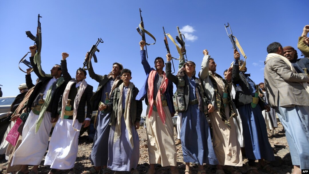 Pria-pria Yaman bersenjata mengangkat senjata mereka saat berkumpul dekat ibukota Sanaa untuk menunjukkan dukungan mereka kepada pemberontak Syiah Houthi terhadap koalisi pimpinan Arab Saudi. 21 Februari 2019 (foto: Mohammed Huwais/AFP)