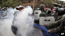 Pendukung calon presiden oposisi Salvador Nasralla bentrok dengan polisi militer di kawasan Policarpo Paz Garcia, Tegucigalpa, 20 Januari 2018.