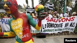 Des Maliens protestent à Abidjan, durant le sommet de la CEDEAO (27 mars 2012) 