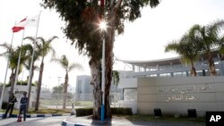 警方在摩洛哥签署由联合国斡旋的利比亚和平协议的国际会议中心外站岗。（2015年12月16日）