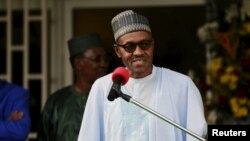 尼日利亚总统布哈里在参加了一个有关伊斯兰激进组织博科圣地问题的会谈后在一个记者会上讲话。 （2015年6月11日）