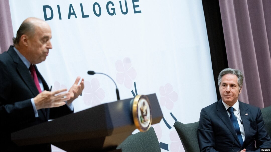 El secretario de Estado de EEUU, Antony Blinken, escucha mientras el ministro de Relaciones Exteriores de Colombia, Álvaro Leyva, pronuncia un discurso en el diálogo de alto nivel entre ambos países en el Departamento de Estado de EEUU en Washington, el 27 de marzo de 2023.