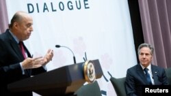 El secretario de Estado de EEUU, Antony Blinken, escucha mientras el ministro de Relaciones Exteriores de Colombia, Álvaro Leyva, pronuncia un discurso en el diálogo de alto nivel entre ambos países en el Departamento de Estado de EEUU en Washington, el 27 de marzo de 2023.