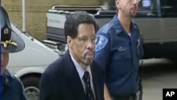 Sur cette cette image du 12 février 2015 faite de la vidéo publiée par WBRZ-TV à Baton Rouge, Albert Woodfox marche au palais de justice en Louisiane. 