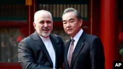 Menlu Iran Mohammad Javad Zarif (kiri) dan Menlu China Wang Yi di Wisma Tamu Negara China, Diaoyutai, Beijing. (Foto: dok).