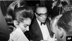 La soprano Maria Meneghini Callas cenando con el magnate Aristóteles Onassis en el Lido. París, Francia, 20 de diciembre de 1966. (AP Photo/Str)