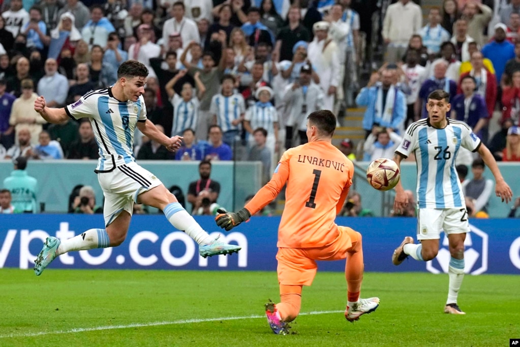 El argentino Julián Álvarez, a la izquierda, anota el segundo gol de su equipo durante el partido de fútbol semifinal de la Copa del Mundo, el martes 13 de diciembre de 2022. (Foto AP/Martin Meissner)