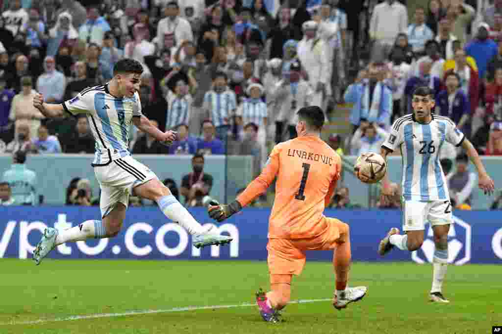 El argentino Julián Álvarez, a la izquierda, anota el segundo gol de su equipo durante el partido de fútbol semifinal de la Copa del Mundo, el martes 13 de diciembre de 2022. (Foto AP/Martin Meissner)