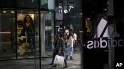 Consumidores chinos caminan por el popular centro comercial en Beijing el lunes, 24 de septiembre de 2018.