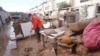 Un hombre barre el barro durante la operación de limpieza después de las inundaciones en Massanassa, en las afueras de Valencia, España, el sábado 2 de noviembre de 2024.