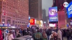 Hispanos protegen sus sueños con disfraces en Times Square (Afiliadas)