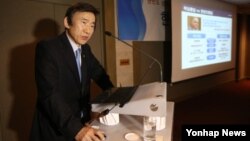 윤병세 한국 외교부 장관이 28일 서울에서 열린 한반도경제포럼에서 한반도 정세와 평화해법 모색을 주제로 강연을 하고 있다. 