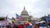 ARCHIVO - Manifestantes leales al presidente Donald Trump toman por asalto el capitolio, Washington, 6 de enero de 2021. 