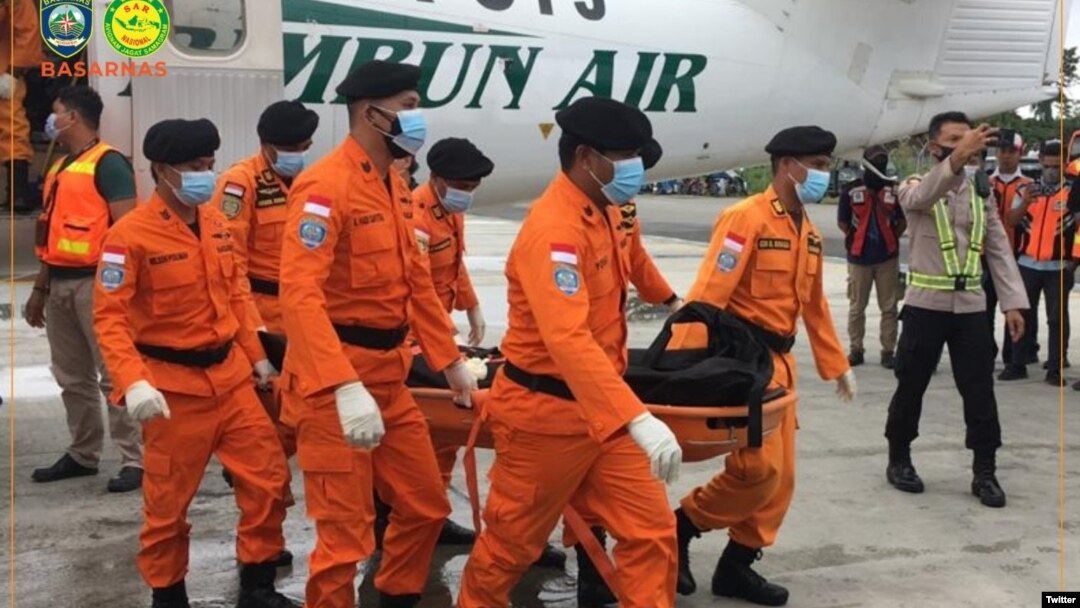 Tiga korban meninggal dunia jatuhnya pesawat PK OTW milik Rimbun Abadi Air tiba di Bandara Timika, Kamis (16/9/2021) pukul 08.30 WIT. (Twitter/@SAR_NASIONAL)