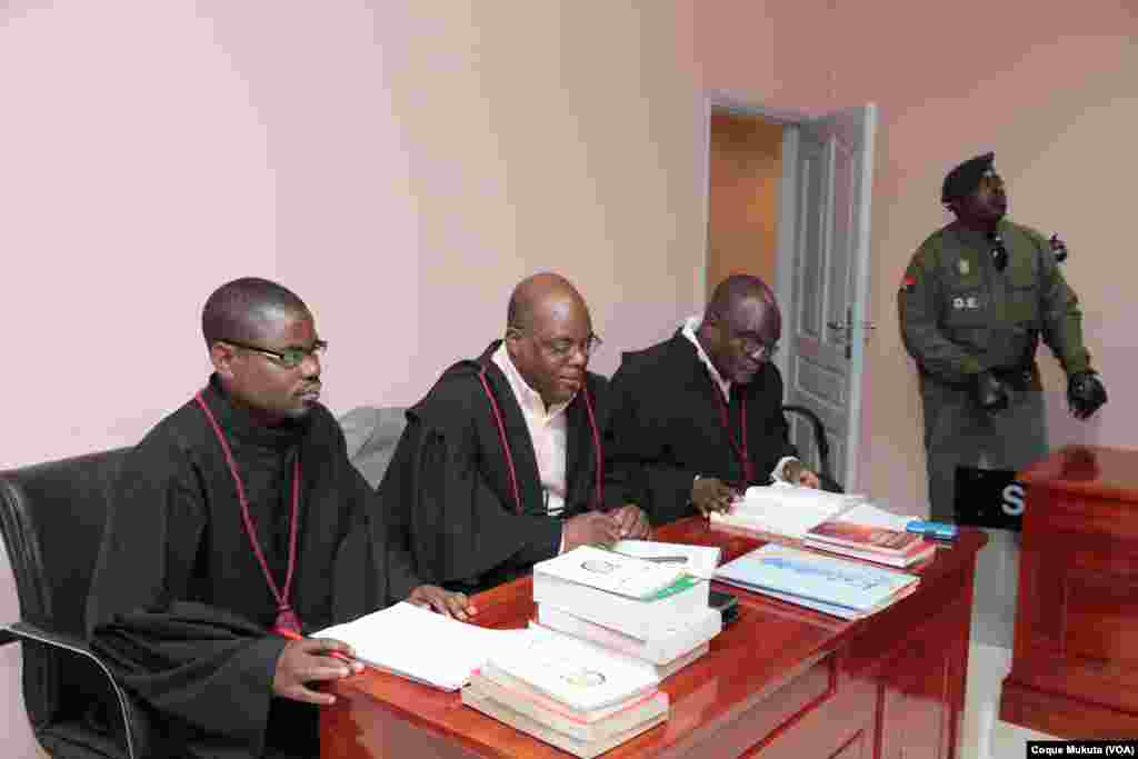 David Mendes (à mesa no centro) com equipa de advogados de defesa no caso Kalupeteca, Tribunal Provincial do Huambo, Angola