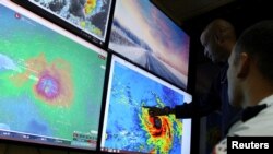 Les météorologistes surveillent l'ouragan Maria arrivant sur La Dominique, le 19 septembre 2017. 