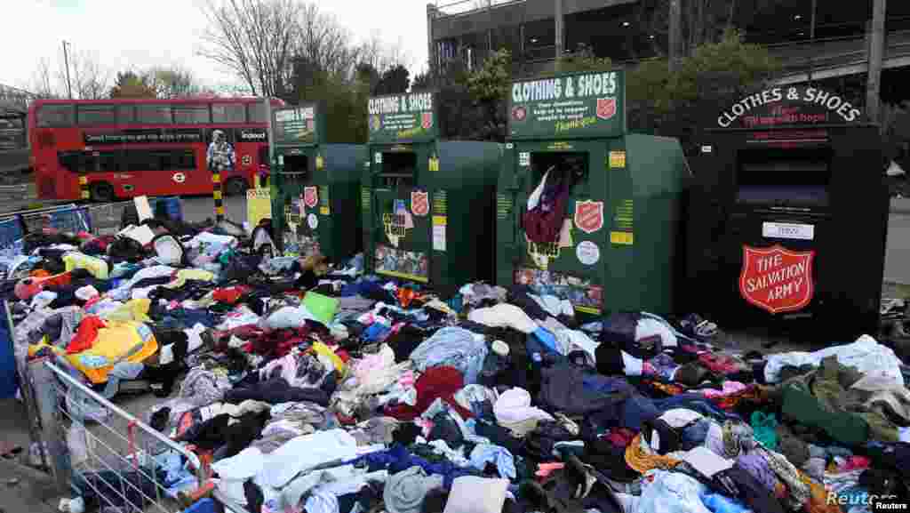 영국에서 신종 코로나바이러스 감염증(COVID-19) 확진자가 급증한 가운데 런던의 거리에 세워진 의류 수거함이 시민들이 기부한 옷으로 가득 차 있다. 
