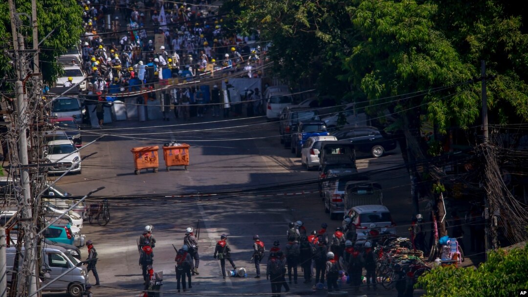 Las protestas continuaron el jueves en las principales ciudades de Myanmar, después de un sangriento día anterior que dejó 38 muertos a manos de las fuerzas militares. 4 de marzo de 2021.