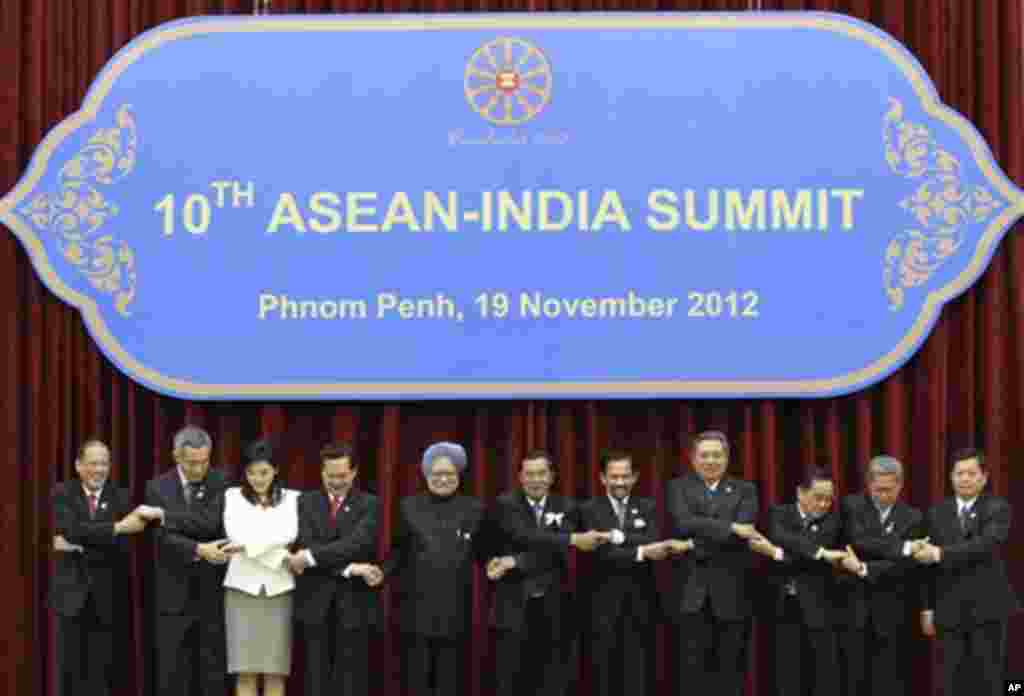 ASEAN leaders pose for photographers during the ASEAN-India summit in Phnom Penh, Cambodia, Monday, Nov. 19, 2012. They are from left; Philippines' President Benigno Aquino III, Singapore's Prime Minister Lee Hsien Loong, Thailand's Prime Minister Yingluc