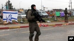 Tentara Israel berdiri di dekat lokasi penikaman di Gush Etzion, Tepi Barat, 1 Desember 2015 (Foto: dok). 