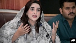 هغې تور ولګولو چې مخکې ورسره دهغې دوه ملګرې صندل خټک اؤ عایشه په کور کې اوسیدلې اؤ هغوئ یې دموبایل نه دا ویډيو ګانې غلا کړې دي