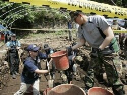 지난 2009년 5월 한국 화천에서 6.25 미군 유해 발굴 작업 중인 미군 합동전쟁포로실종자사령부와 한국군 요원들.