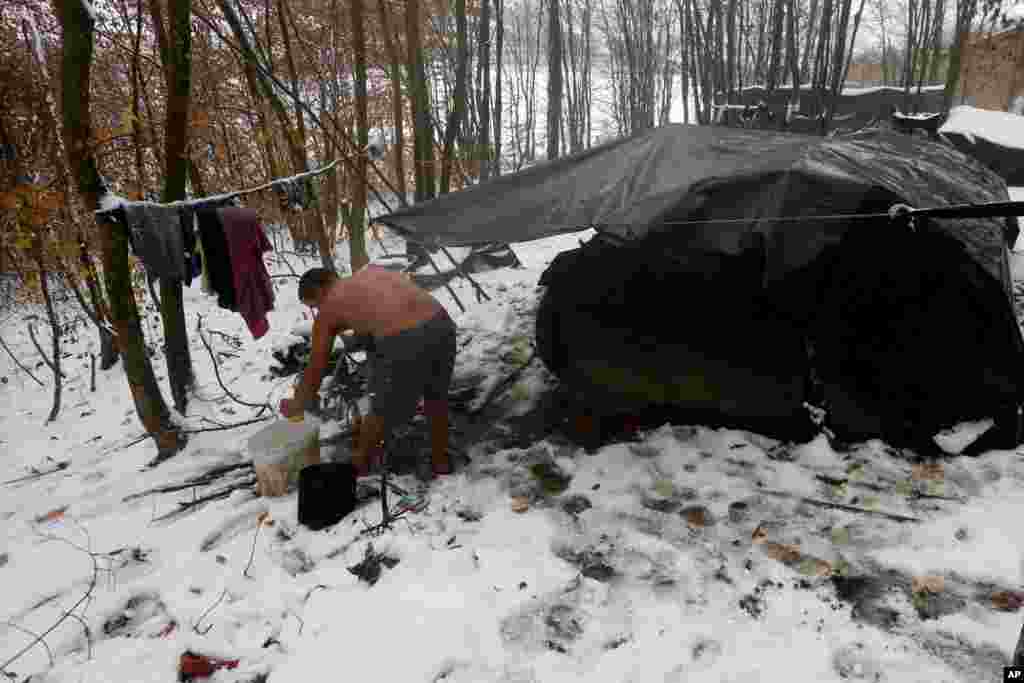 یک پناهجو در کنار چادری که خود به پا کرده و با امکاناتی ناچیز در فصل زمستان در بوسنی