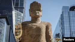 این مجسمه هشت‌متری که از سنگریزه های ساحلی ساخته شده است، از روز شنبه (۲۵ اپریل) به مدت ۱۸ ماه به عنوان جدیدترین اثر سفارشی پارک های لاین در معرض دید عموم باقی خواهد ماند. عکس- رویترز