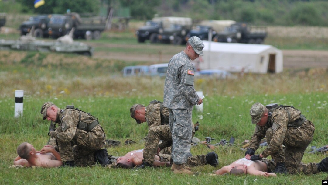 Amerikalik harbiy mutaxassis ukrainalik askarlarni tayyorgarlikdan o'tkazyapti