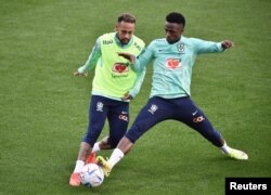Brazil's Neymar and Vinicius Junior during training on November 15, 2022. (REUTERS/Massimo Pinca)