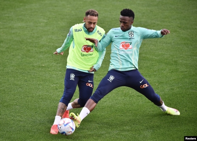 Brazil's Neymar and Vinicius Junior during training on November 15, 2022. (REUTERS/Massimo Pinca)