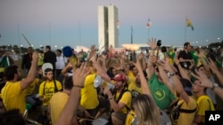 Para pengunjuk rasa berkumpul di luar Kongres yang bersidang tentang pemakzulan Presiden Roussef Brasilia, Brazil.