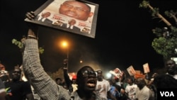 Para pendukung oposisi Senegal merayakan kemenangan kandidat mereka,Macky Sall, di Dakar (25/3).