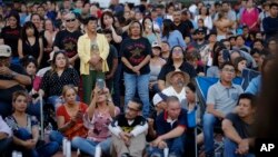 Personas asisten a una vigilia por las víctimas del tiroteo masivo del sábado en un mercado Walmart, el domingo 4 de agosto de 2019 en El Paso, Texas.